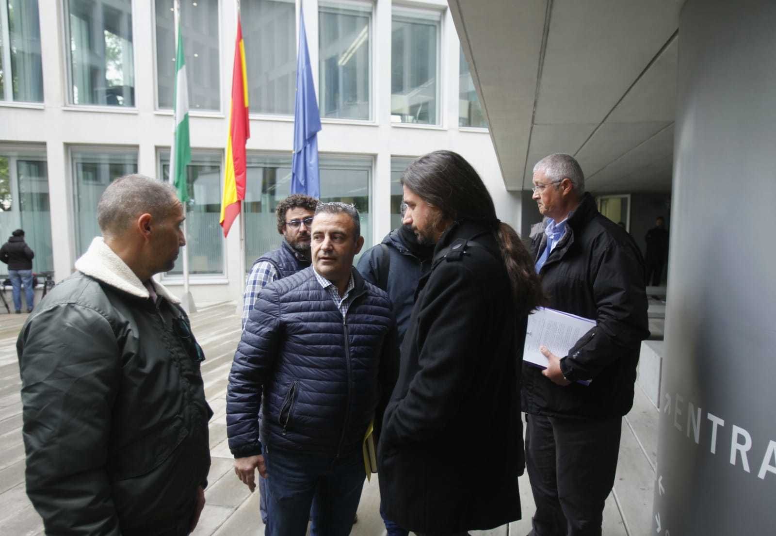 Los representantes del taxi, a su llegada a la Consejería de Fomento