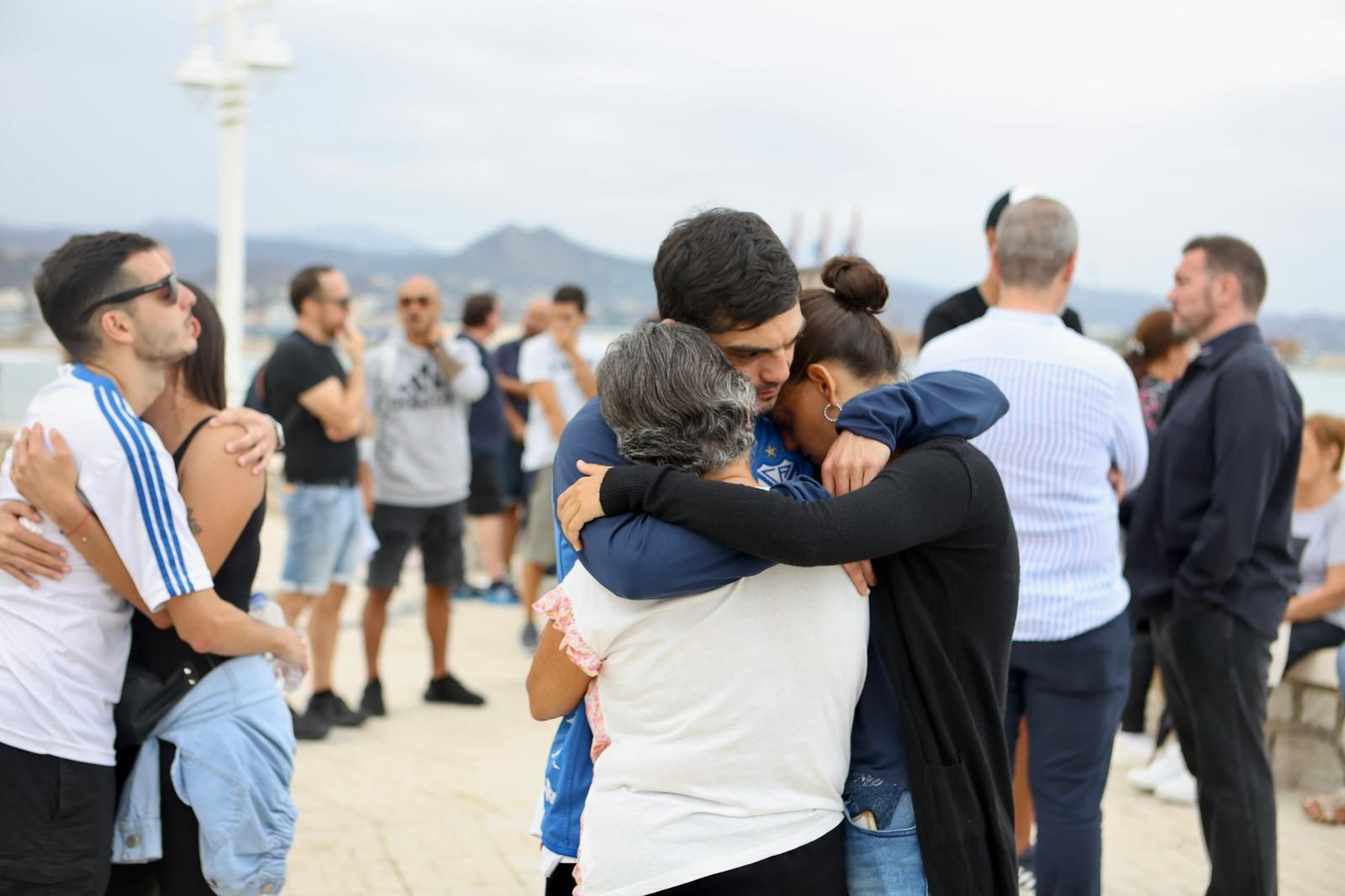 Familiares y allegados de los dos amigos desaparecidos se han reunido este domingo en la playa de Huelin. Familiares y allegados de los dos amigos desaparecidos se han reunido este domingo en la playa de Huelin.