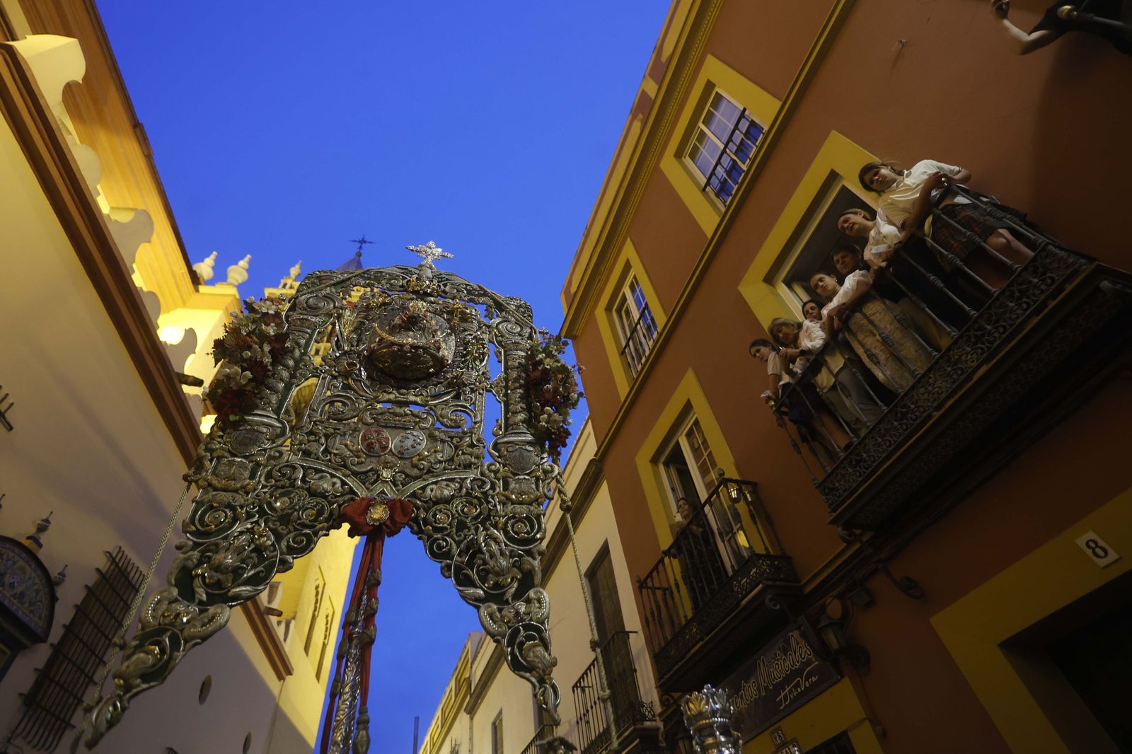 Imágenes del traslado del Simpecado de la Hermandad del Rocío de Triana