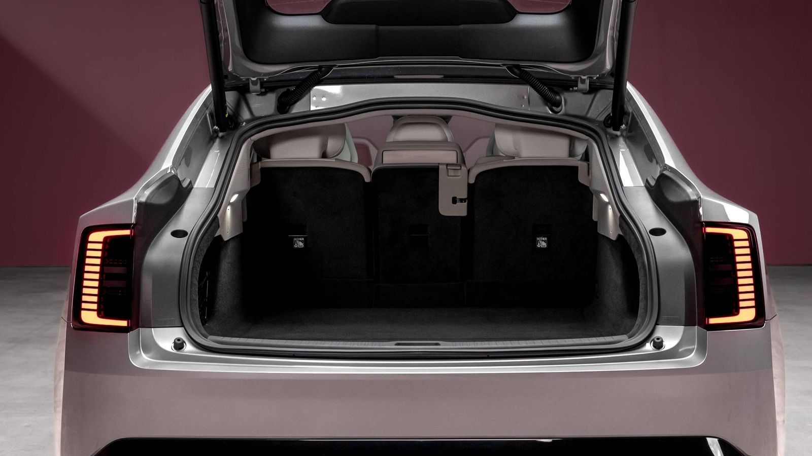 Para el maletero, al que se accede a través de un portón, se anuncian 424 litros de capacidad.