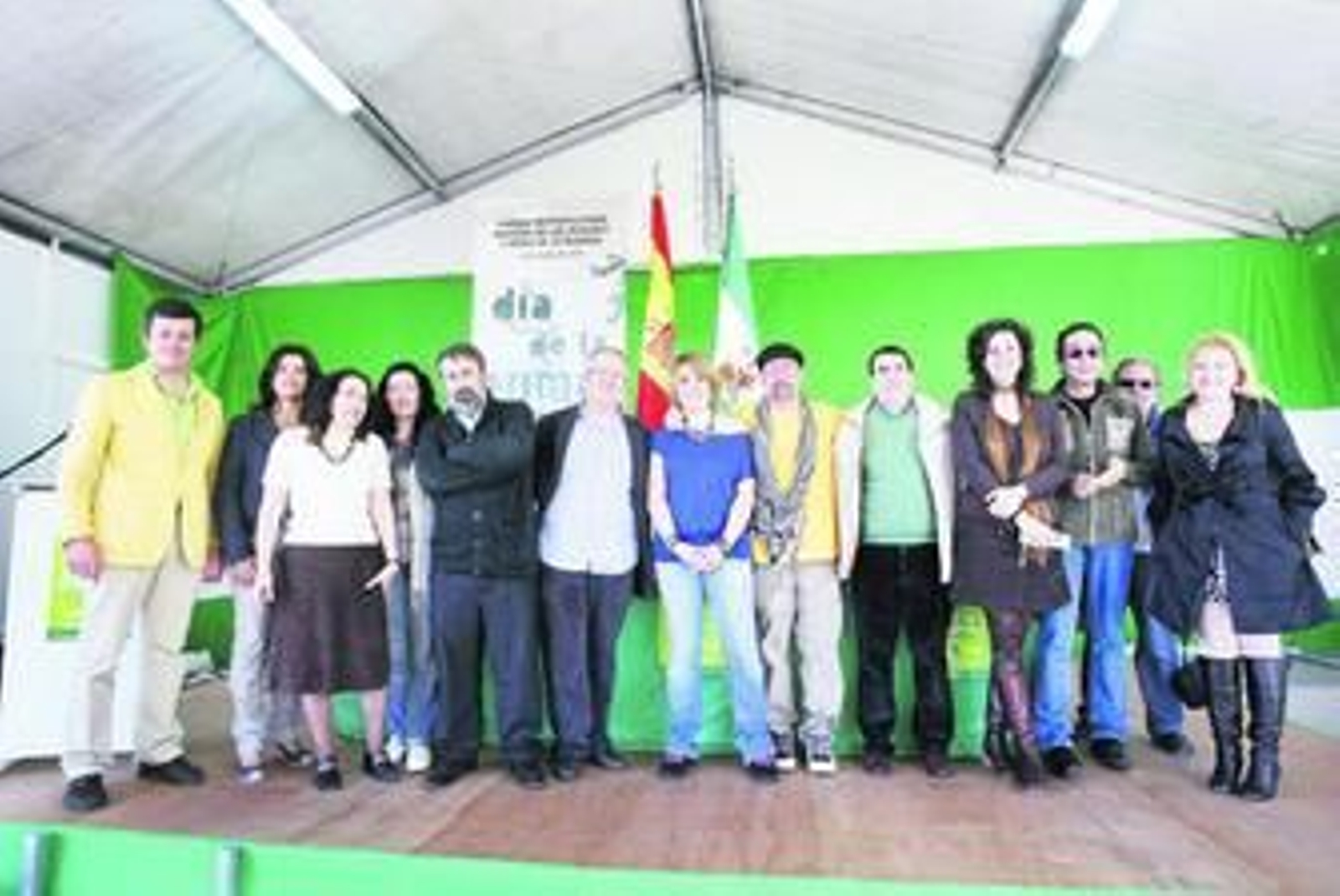 Rosario Troncoso (en el centro) durante el I Encuentro Cultural Los Toruños, donde recitaron los poetas.