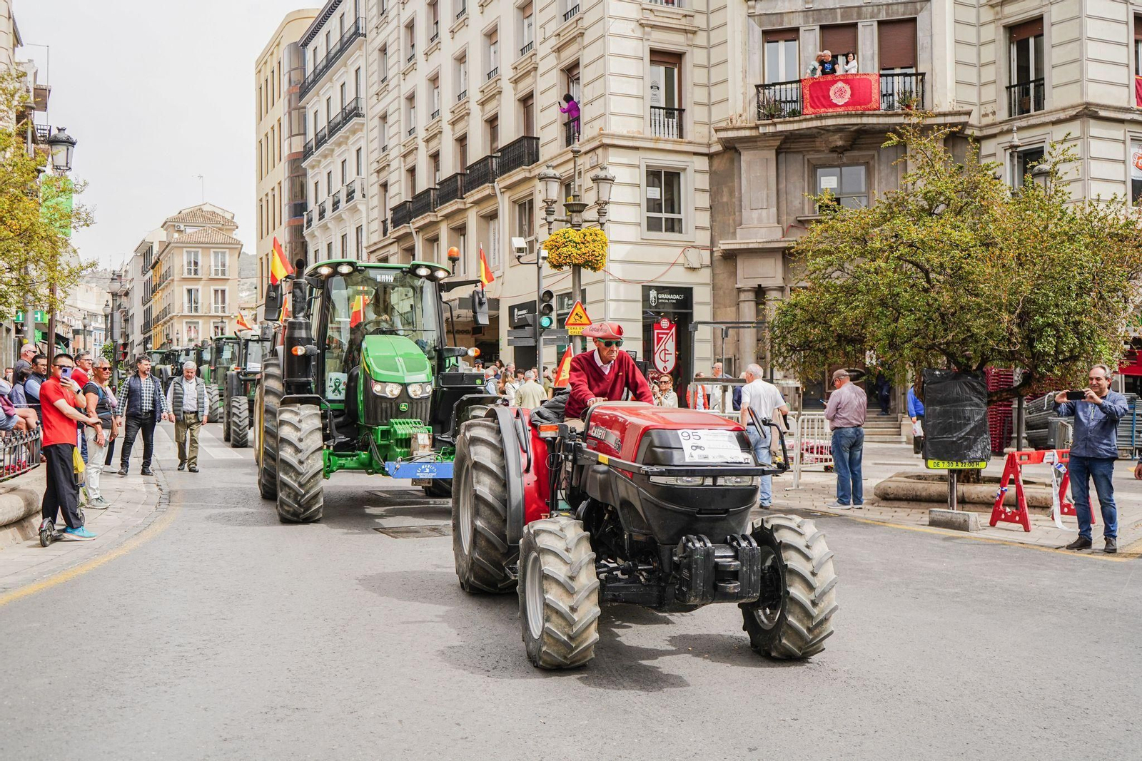 Las mejores fotos de la tractorada de Granada de este Viernes de Dolores