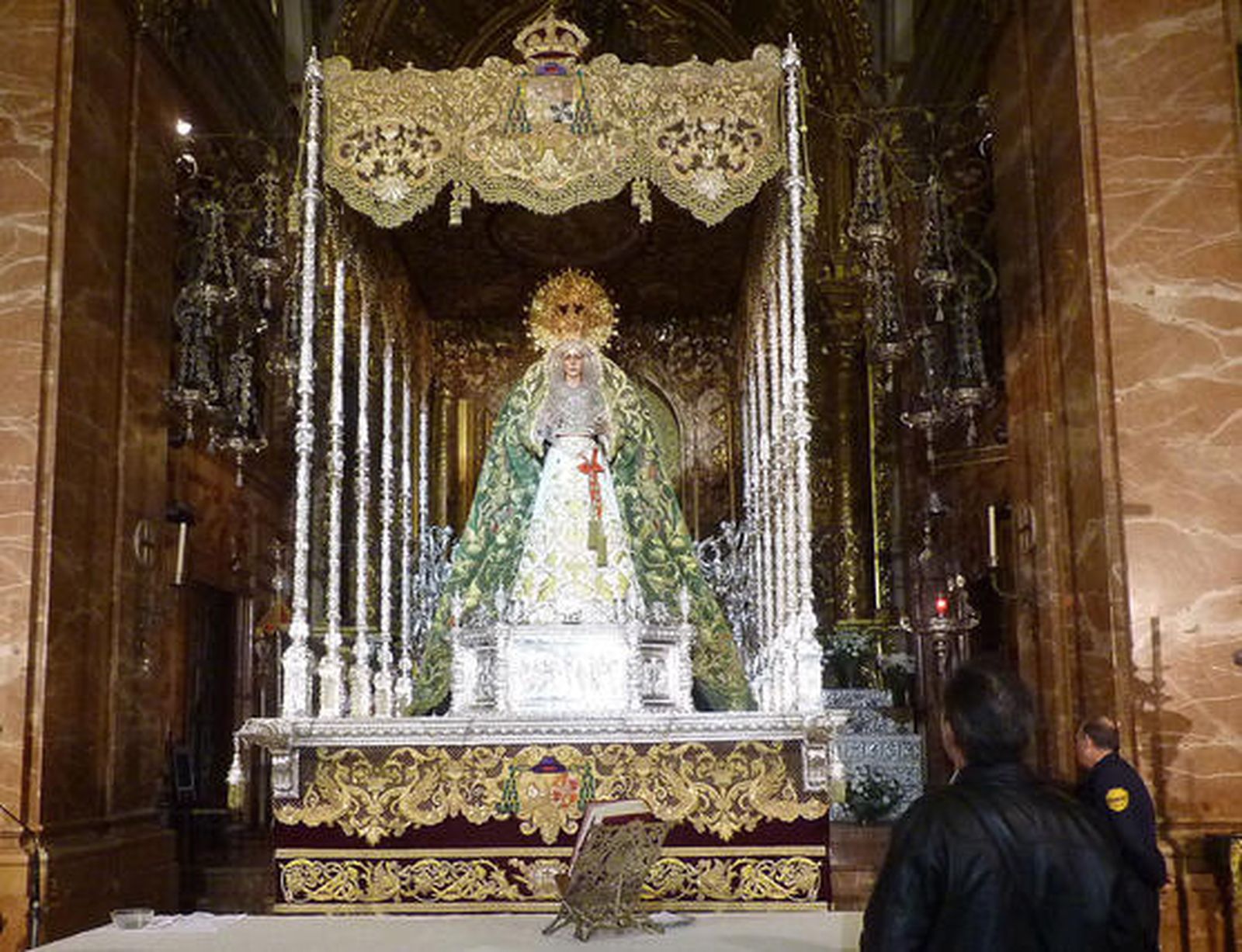 La Virgen luce ataviada como aparece en el azulejo que remata su arco con el manto camaronero.

Foto: Ruesga Bono