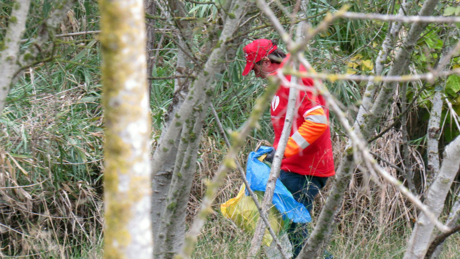 Voluntario en la recogida de residuos en el río Guadalquivir.