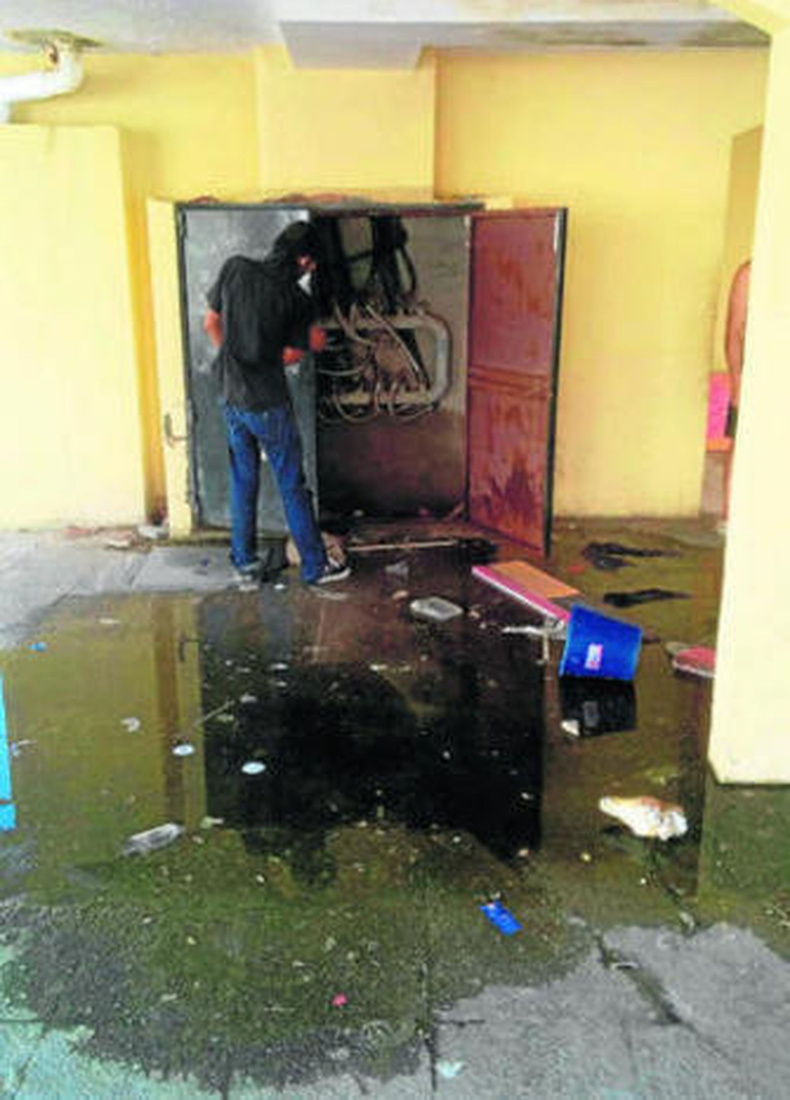 Acumulación de aguas y desperdicios en los soportales de Las Vegas.