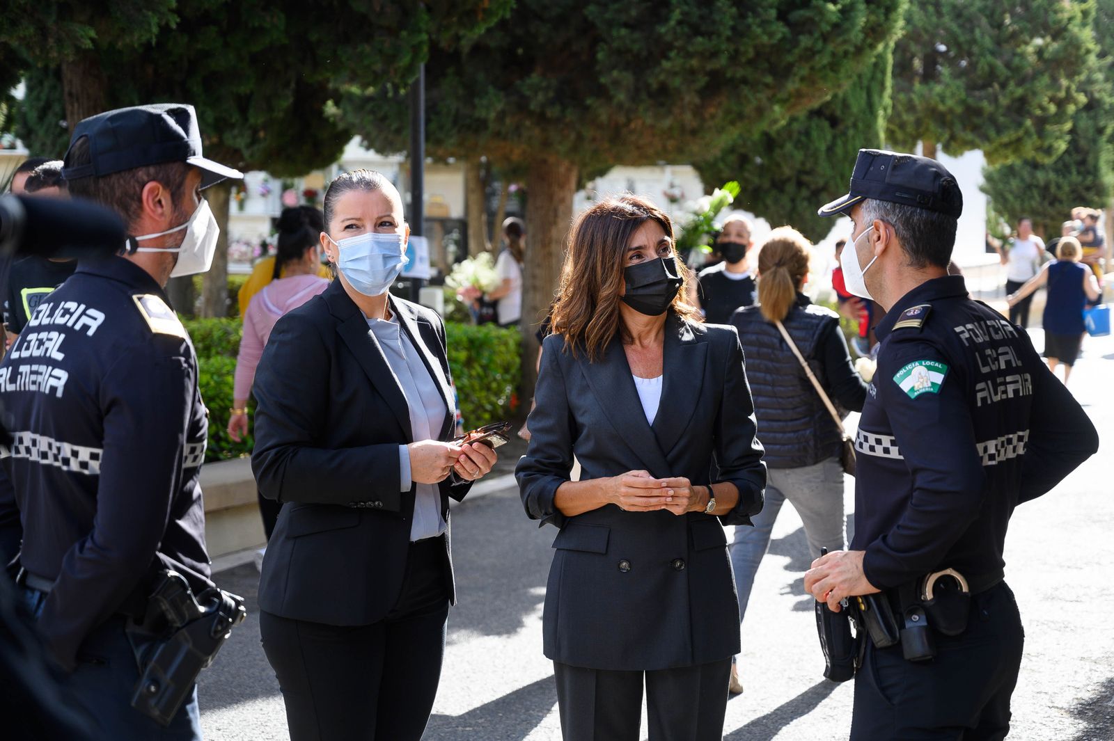 La concejal de Servicios Municipales conversa con agentes en la operación del pasado año, cuando aún había que utilizar mascarilla