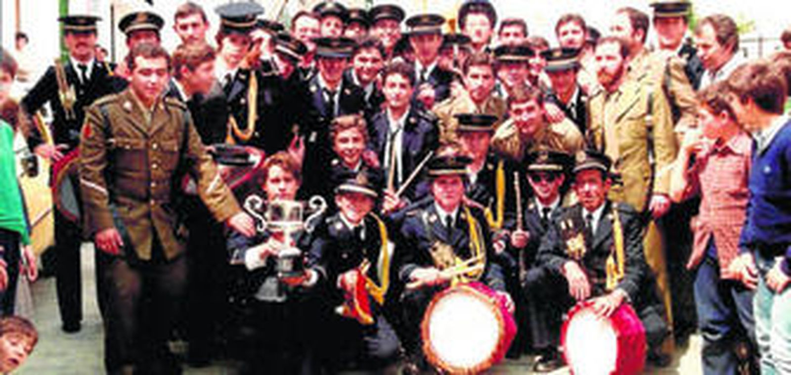 Fotografía de los años 80. La Agrupación Cultural Musical de Guillena, hoy Banda Municipal de Guillena, festeja el primer premio conseguido en Sevilla en el Certamen de Bandas, en la Plaza de España.