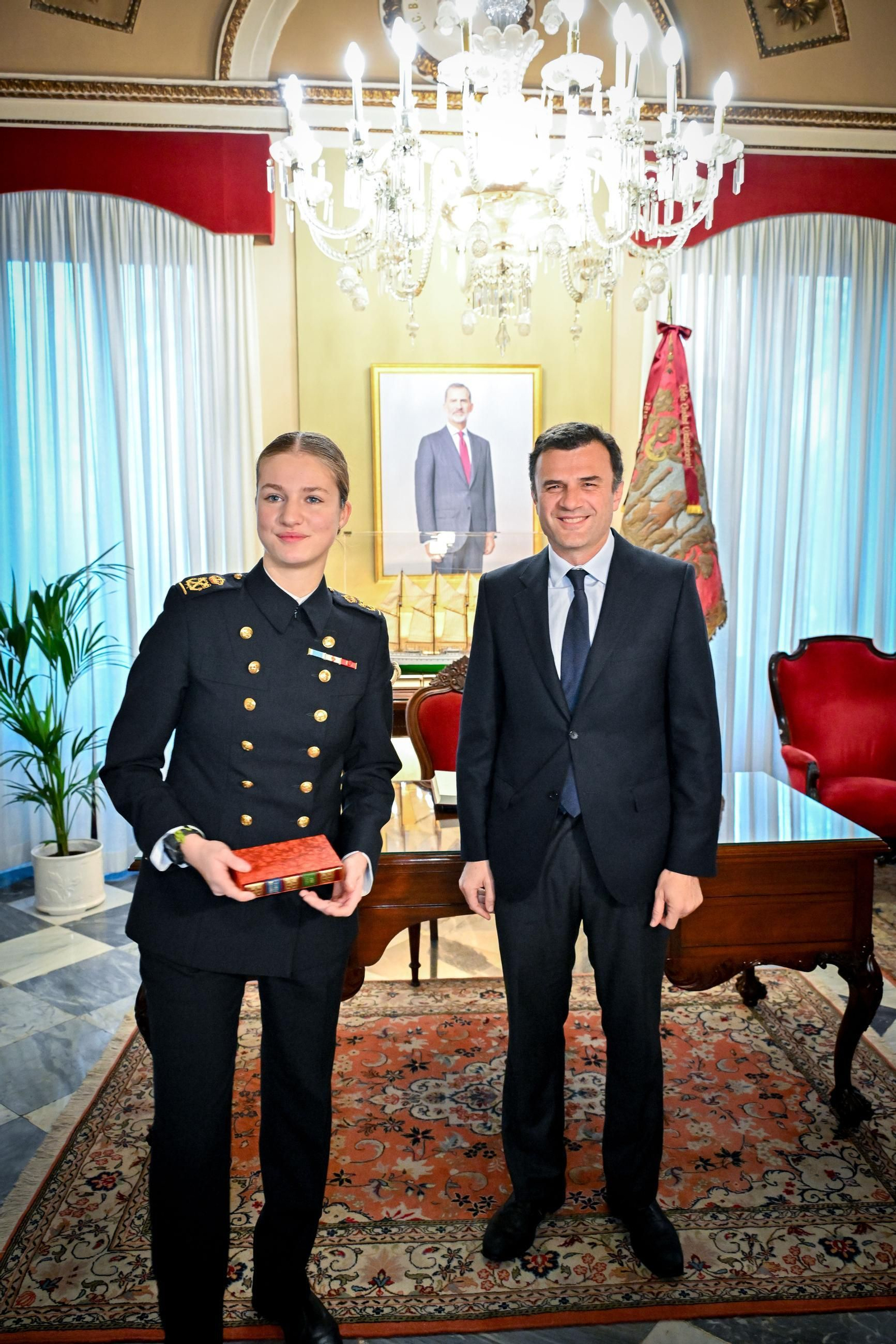 Las imágenes del recibimiento a los guardiamarinas del Elcano en el Ayuntamiento de Cádiz, con la Princesa Leonor