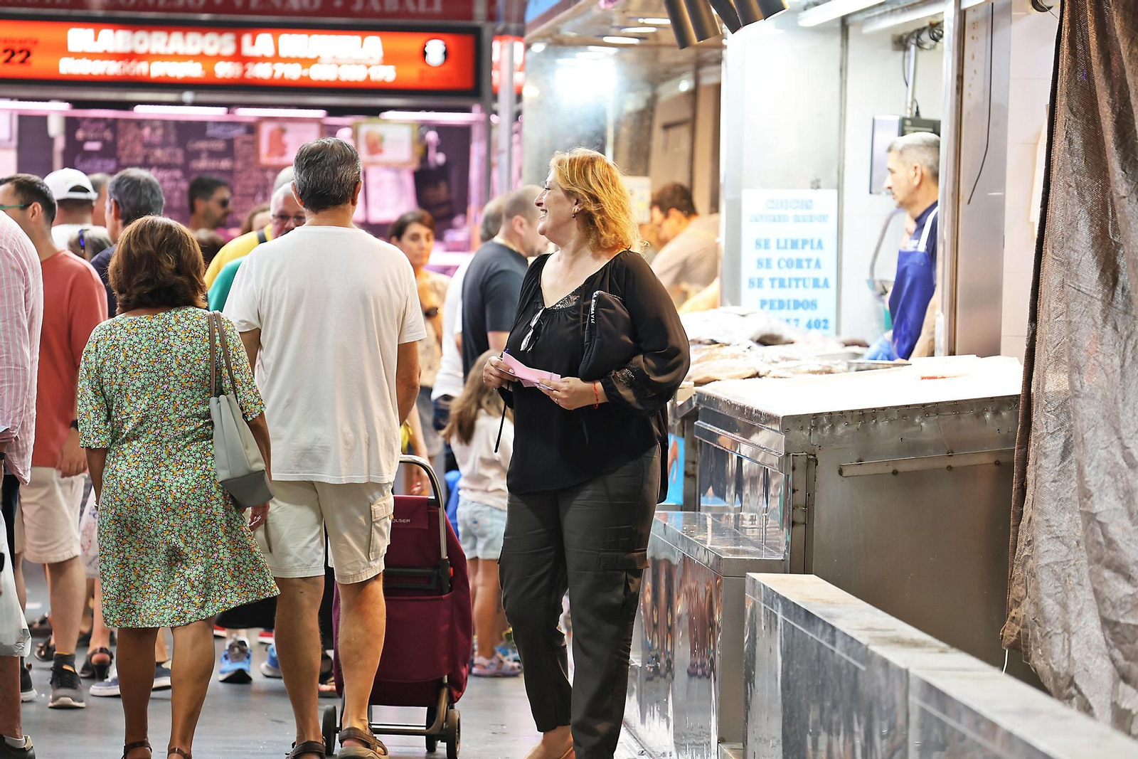 Imágenes de las compras en el entorno del Mercado del Carmen en la mañana de sábado