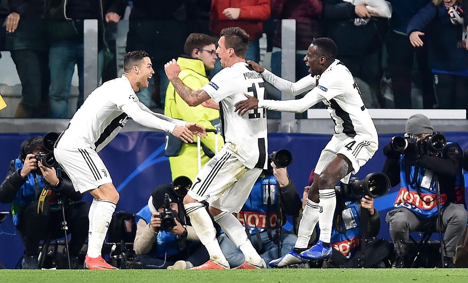 Cristiano Ronaldo celebra el gol de Mandzukic al Valencia.