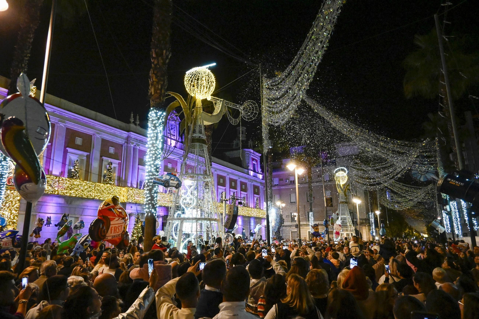 Imágenes de la nevada y alumbrado navideño en Huelva