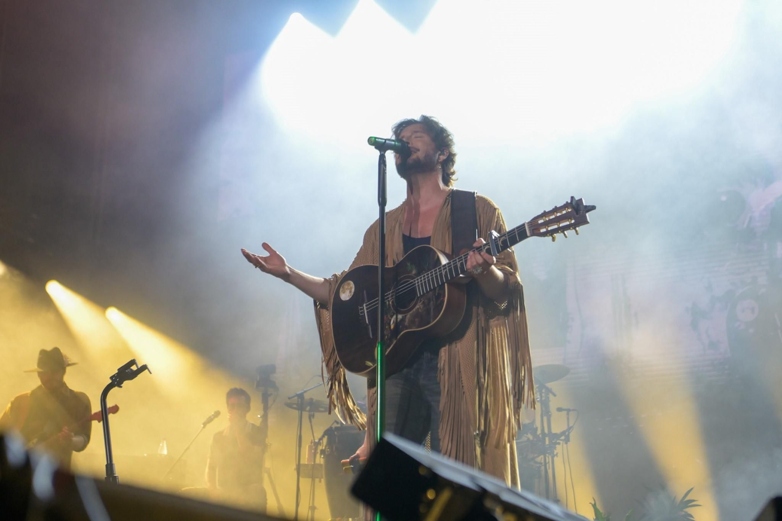 La lluvia de Granada no frena el baño de masas de un Manuel Carrasco ‘Salvaje’