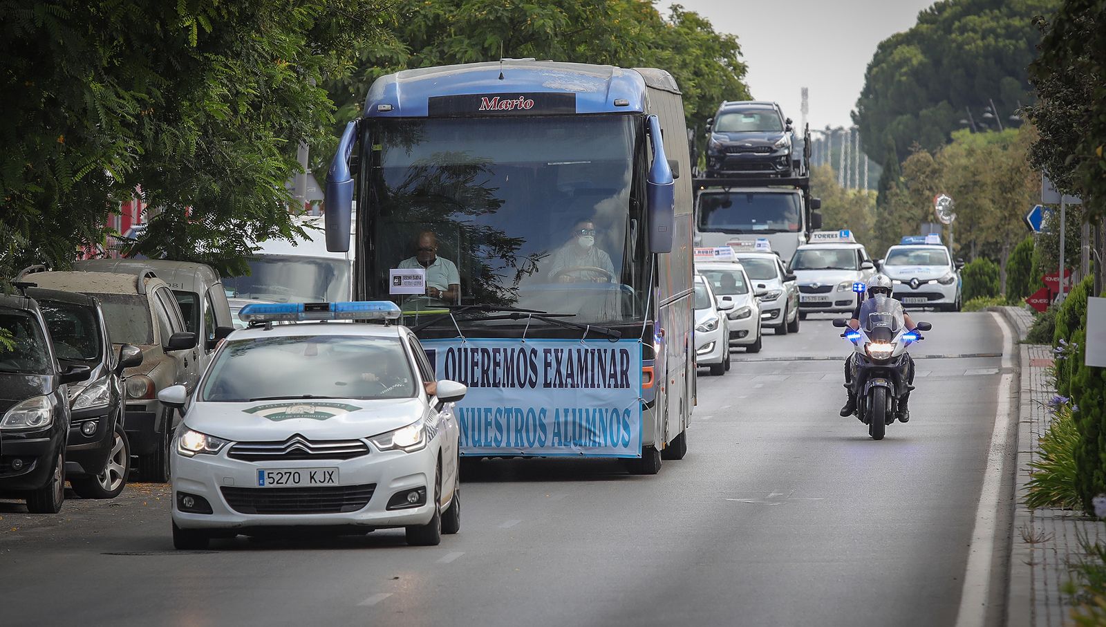 Imágenes de la caravana de protesta de las autoescuelas  por la falta de examinadores