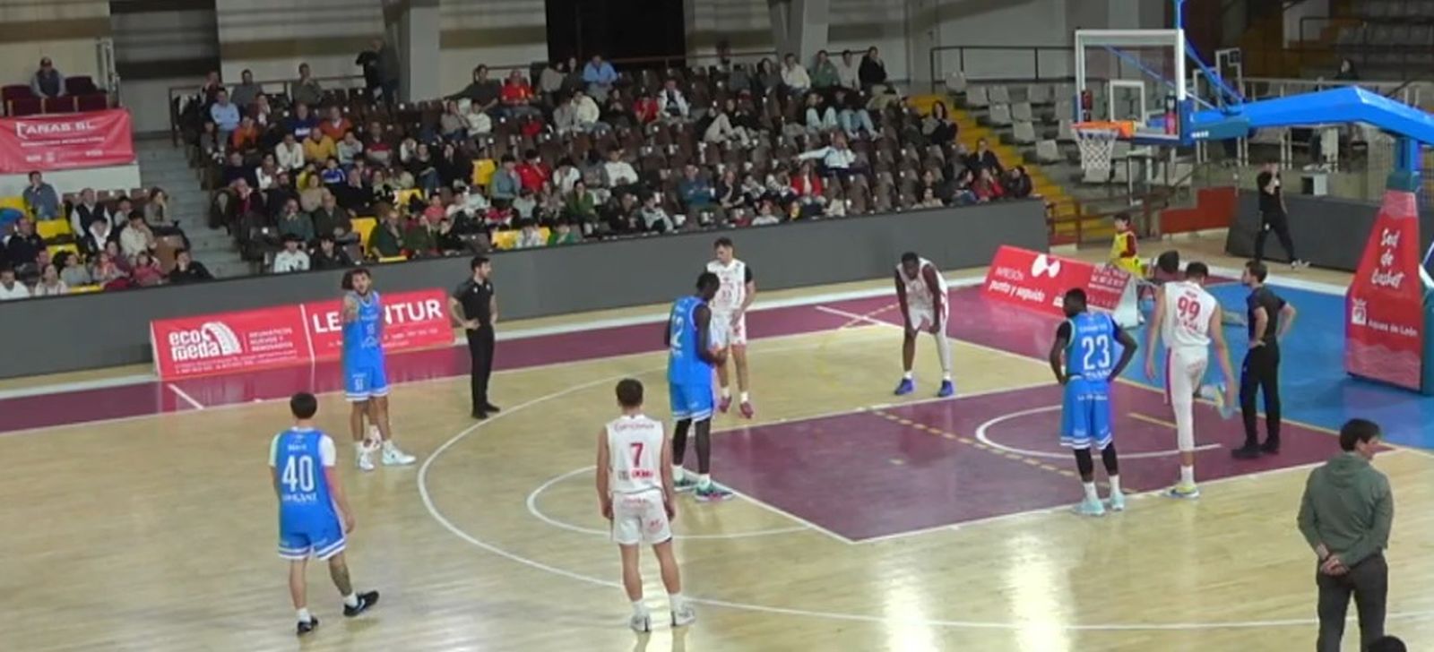 Pa Mor Diene se dispone a lanzar un tiro libre en el partido.