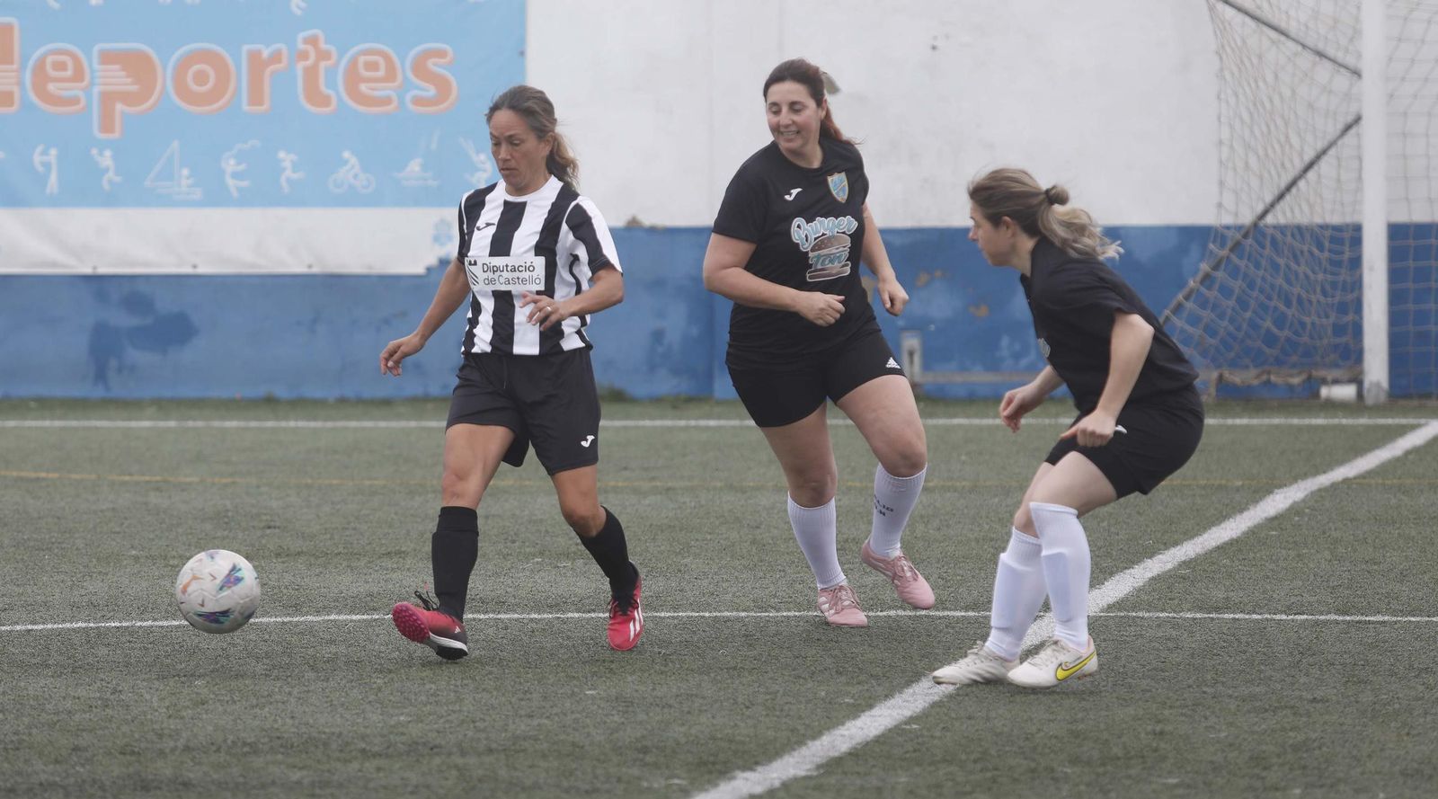 Las fotos de la primera jornada de la Liga Nacional de fútbol para veteranas, en La Línea