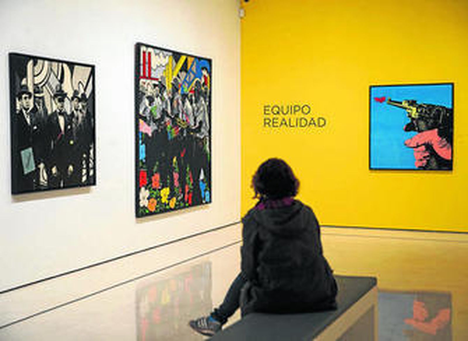 Una mujer observa distintas obras de la muestra 'Reflejos del Pop', inaugurada ayer en el Thyssen.
