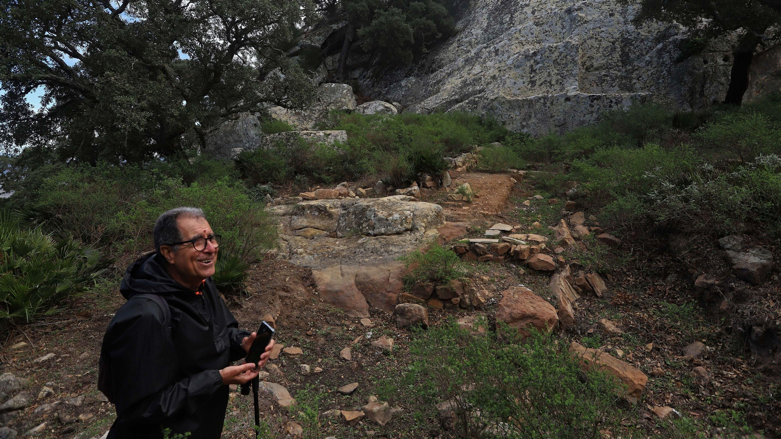 Los  arqueólogos sitúan el  asentamiento prerromano que dio origen a la  posterior Baelo romana.