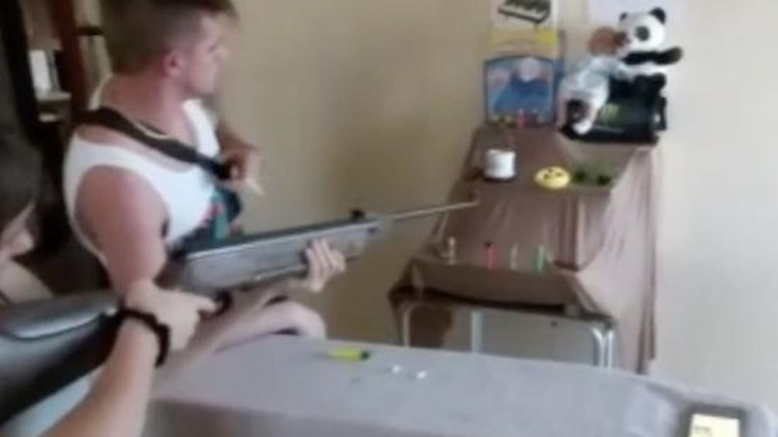 Algunos sevillanos montaron su propia tómbola de tiro en sus casas