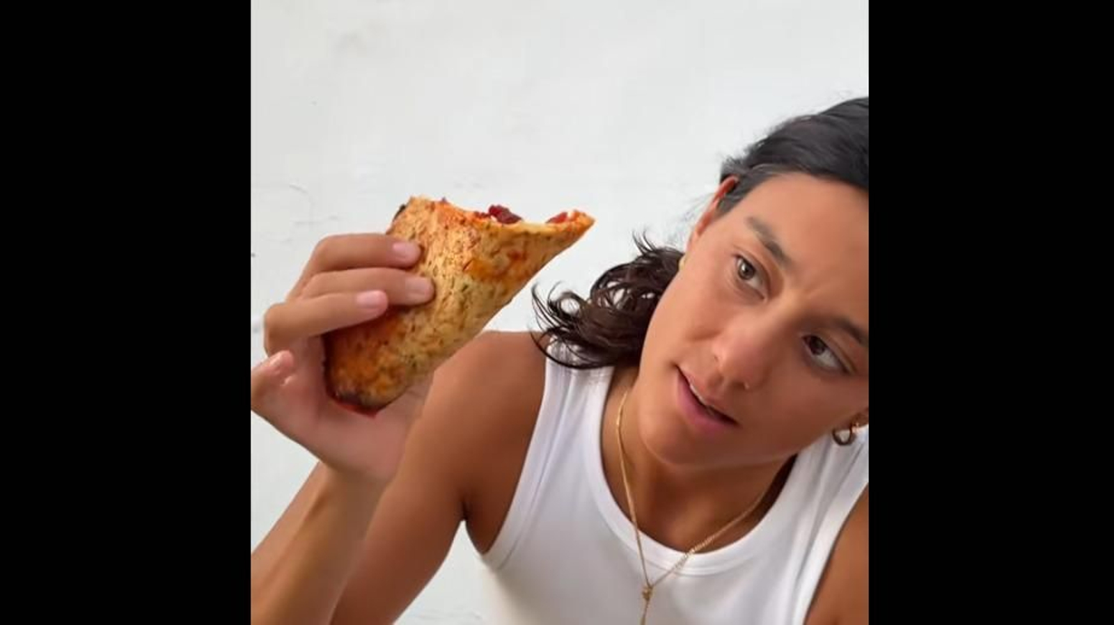 María Lo con la pizza de base de coliflor