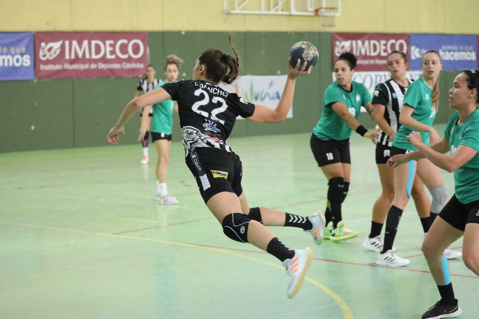Laura Sánchez, en un lanzamiento desde el extremo.