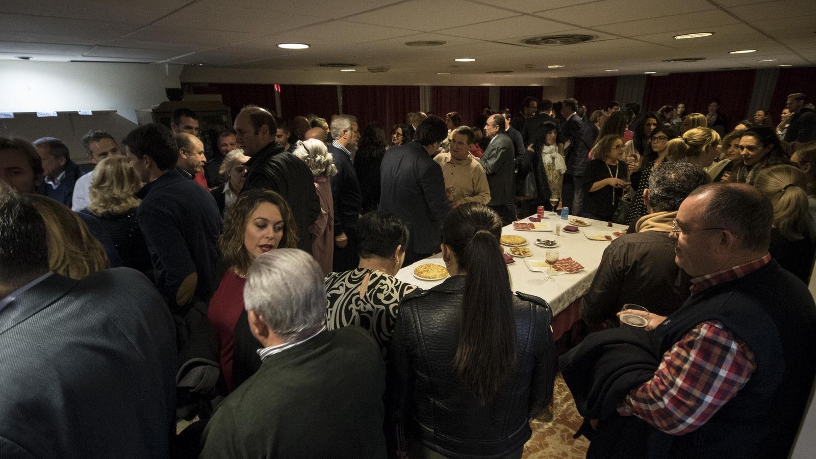 Un momento después del encendido de la parte exterior, en el que personal del centro pudo compartir un rato.