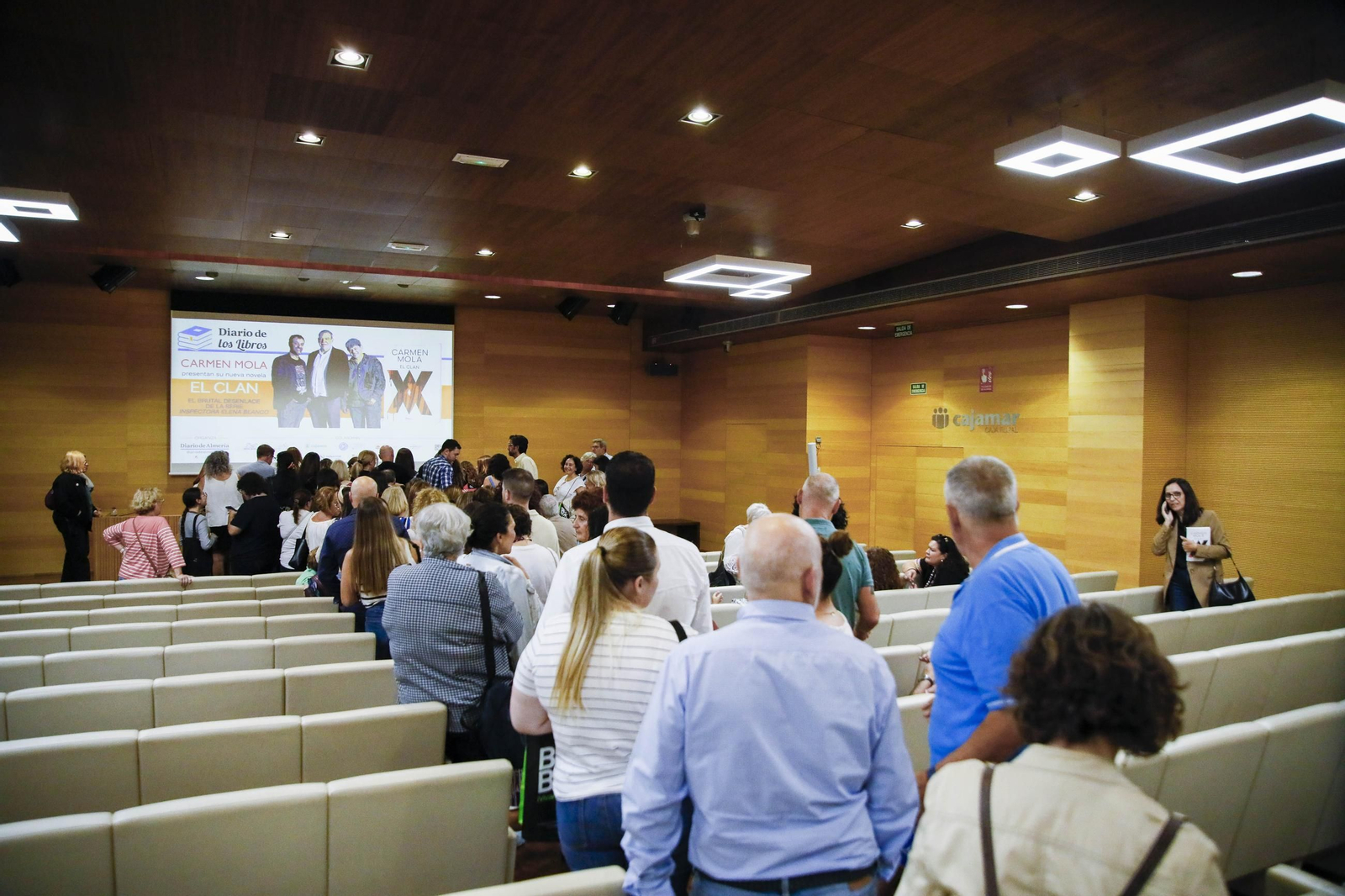 Carmen Mola presenta su libro "El clan" en la Casa de las mariposas de Almería, en imágenes