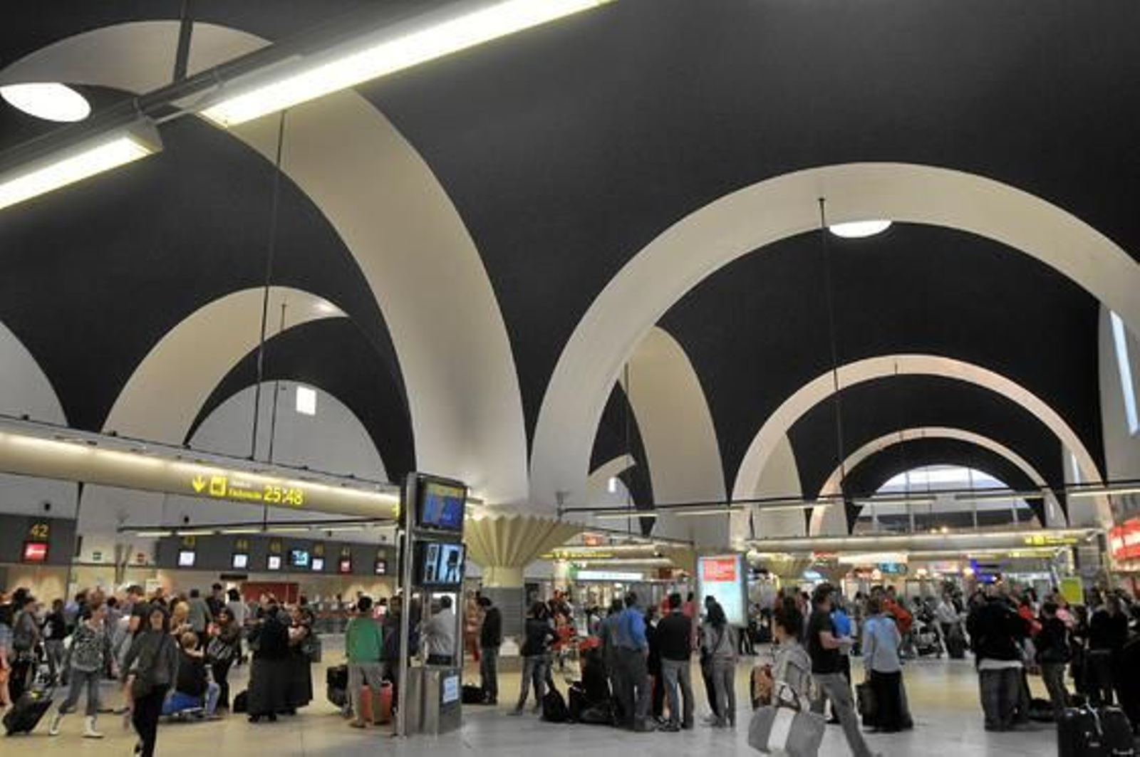 Desesperación y largas colas en San Pablo por el cierre de aeropuerto.

Foto: Manuel Gómez