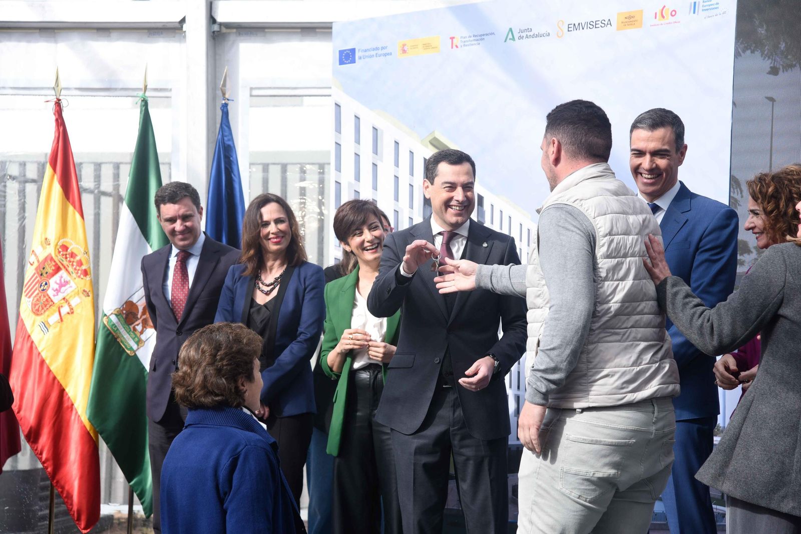 Pedro Sánchez y autoridades preside el acto de entrega de llaves promoción de vivienda pública de alquiler asequible en Sevilla