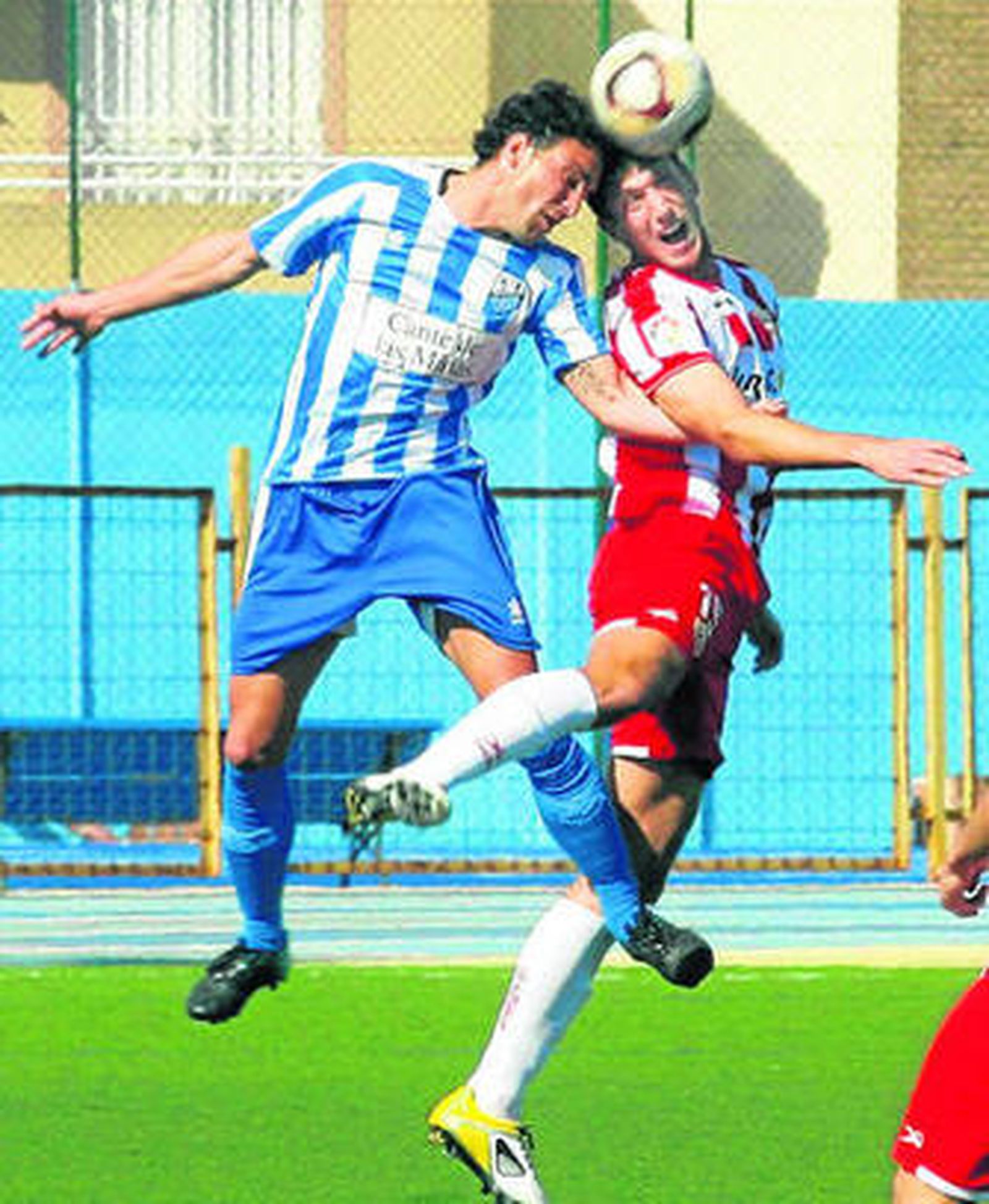 Manzano le gana un balón de cabeza al unionero Aller.