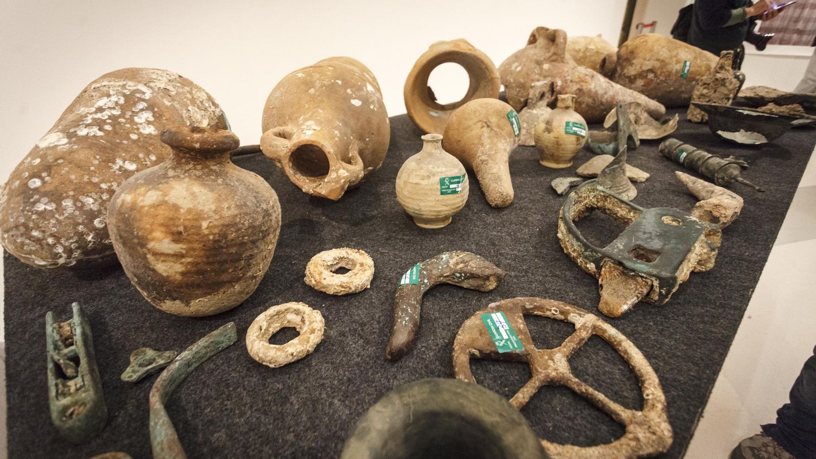 Algunas de las vasijas halladas en el fondo de las aguas gaditanas.