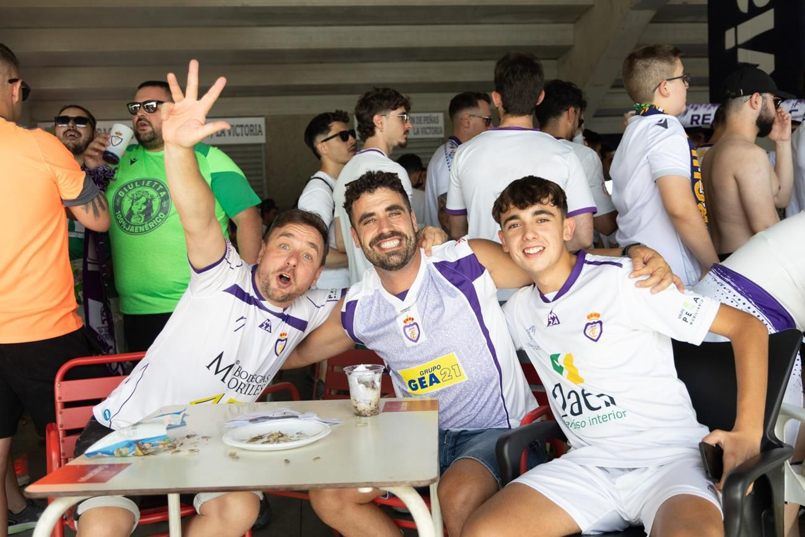 El épico recibimiento de la afición lagarta al Real Jaén, en imágenes