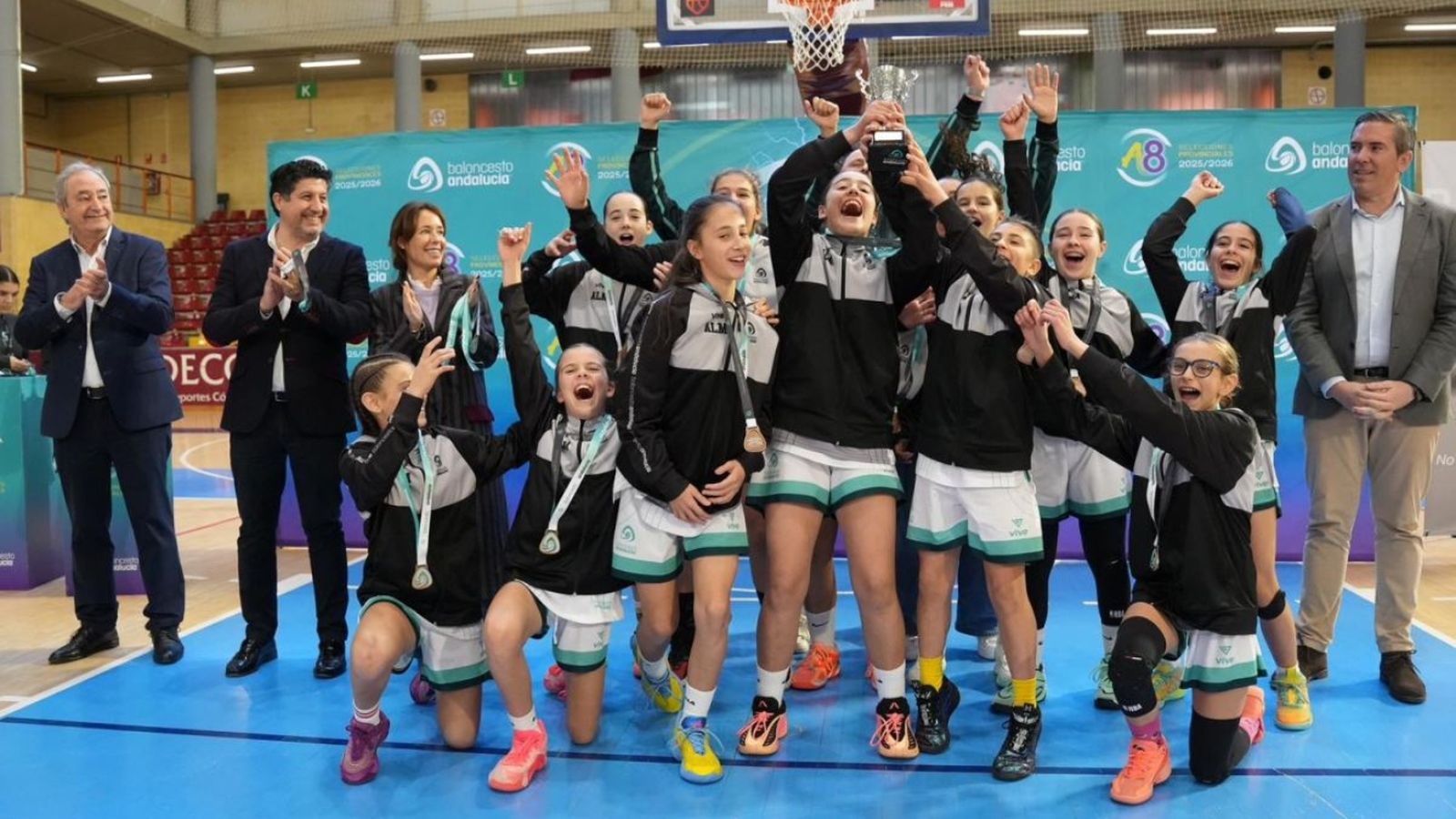 El equipo femenino celebra el tercer puesto logrado en el Campeonato de Selecciones Provinciales.
