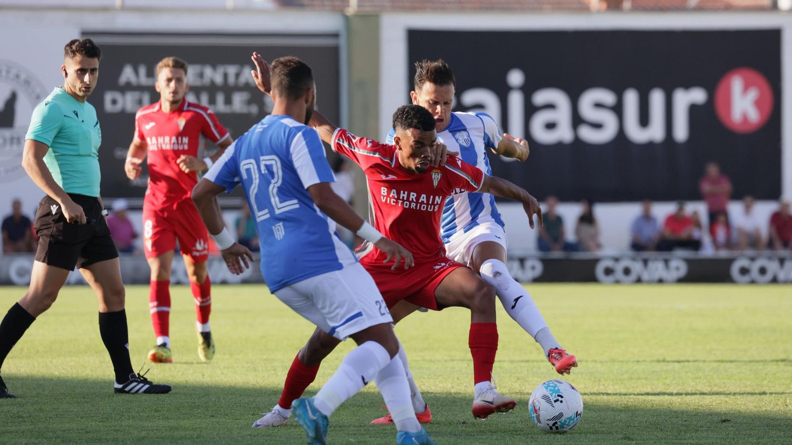 Dalisson intenta llevarse el balón entre dos rivales en el Córdoba CF - Ittihad Riadi Tanger. Dalisson intenta llevarse el balón entre dos rivales en el Córdoba CF - Ittihad Riadi Tanger.