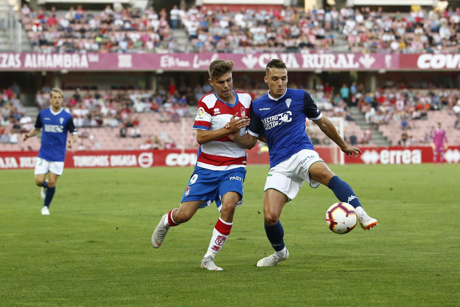 Quezada despeja el balón ante la presión de Pozo.