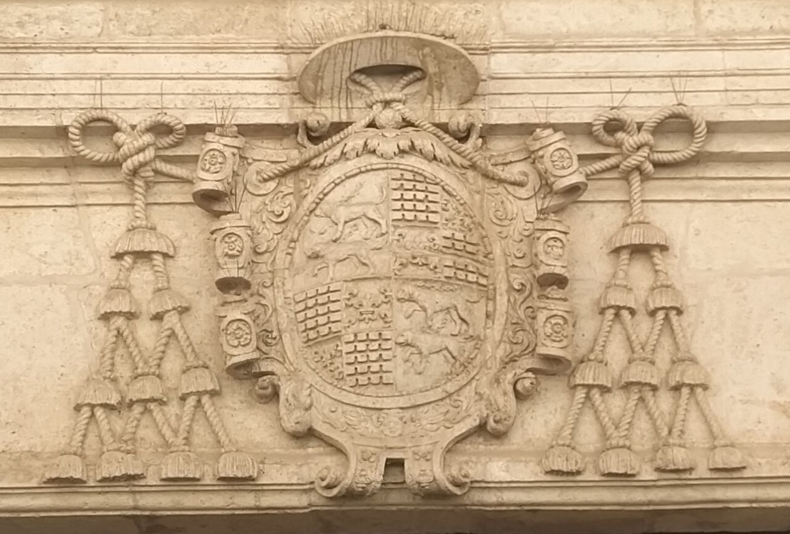 El escudo de Villalán. Las armas de un obispo emperrado
