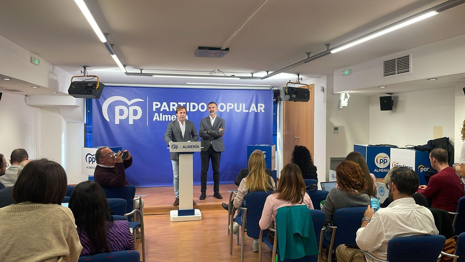Antonio Repullo y Ramón Fernández-Pacheco en la sede del PP de Almería.