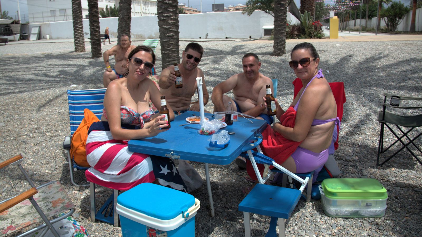 Unos vecinos de Benalúa de las Villas disfrutando del día de playa en Torrenueva Costa