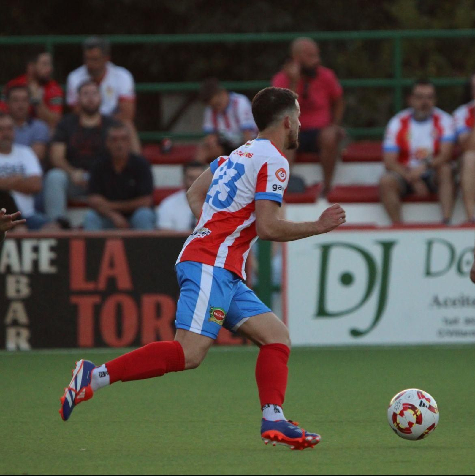 Sergio Muñoz Espino conduce el balón.