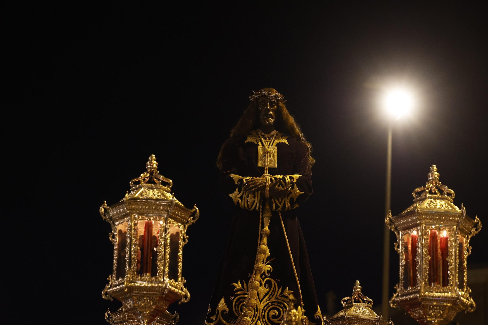 Imágenes de la salida de Medinaceli en la Semana Santa de Cádiz 2025