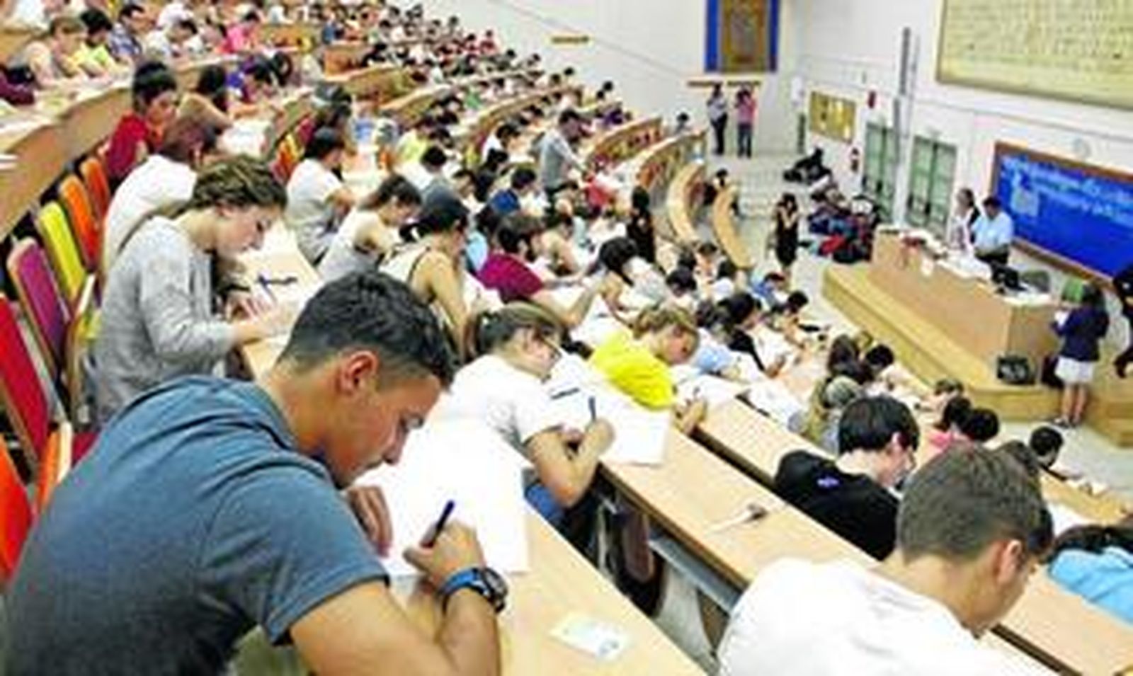 Estudiantes examinándose ayer de Historia de España y de Historia de la Filosofía, en la Facultad de Medicina del Campus de Cádiz.