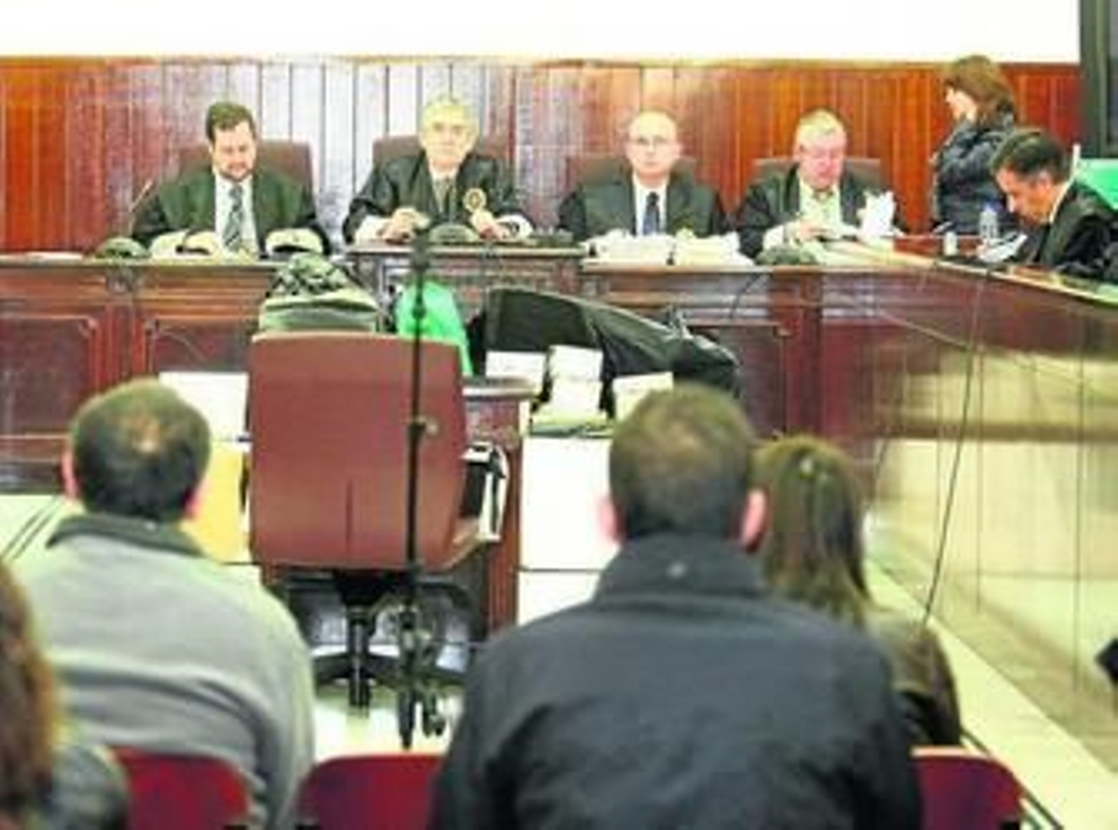 La sala, con los acusados en primera fila de espaldas, en la sesión del juicio el miércoles.