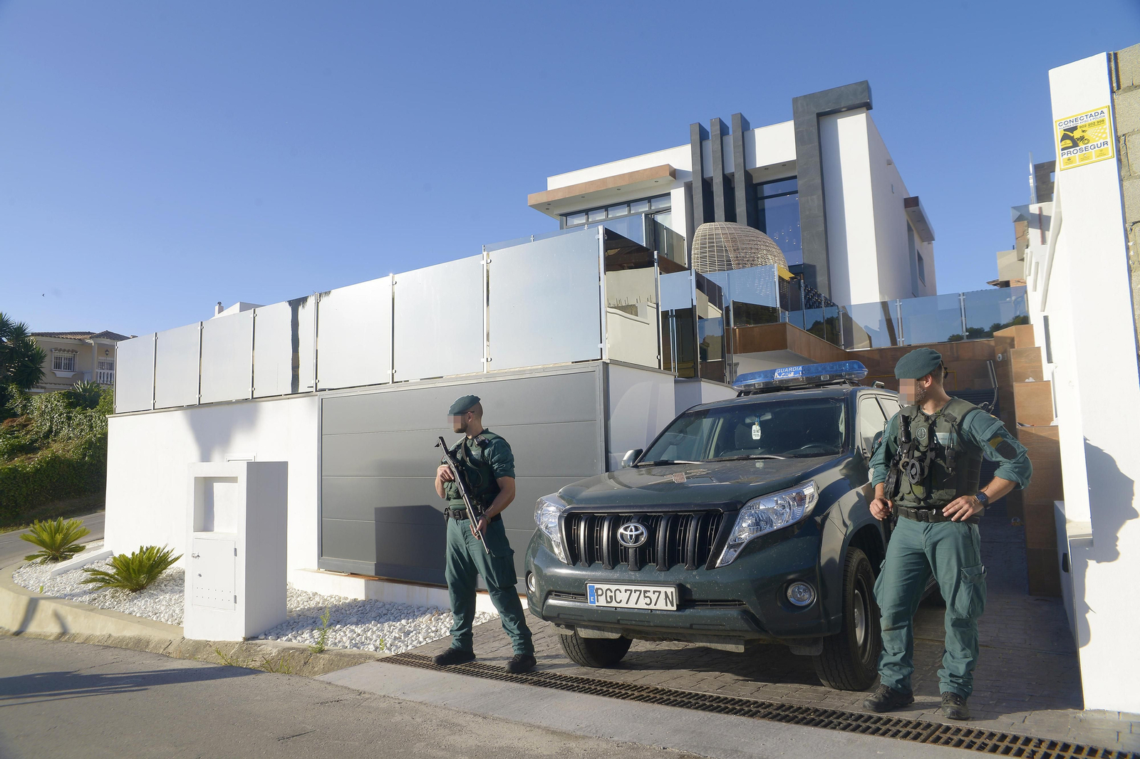 Dos agentes de la Guardia Civil custodian el chalé registrado en la calle Ortiga.