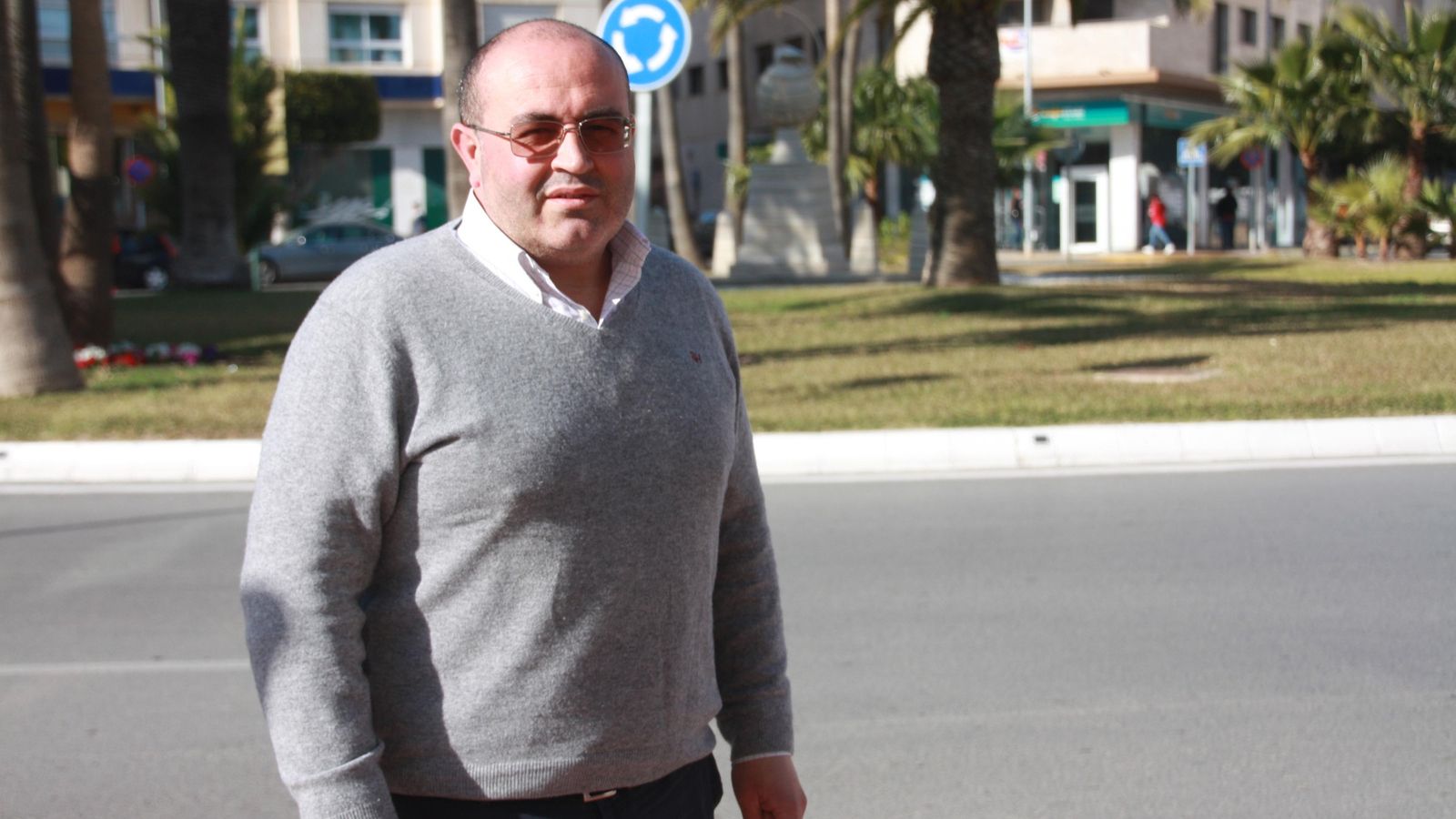 El coordinador de Vox posa en una calle ejidense.