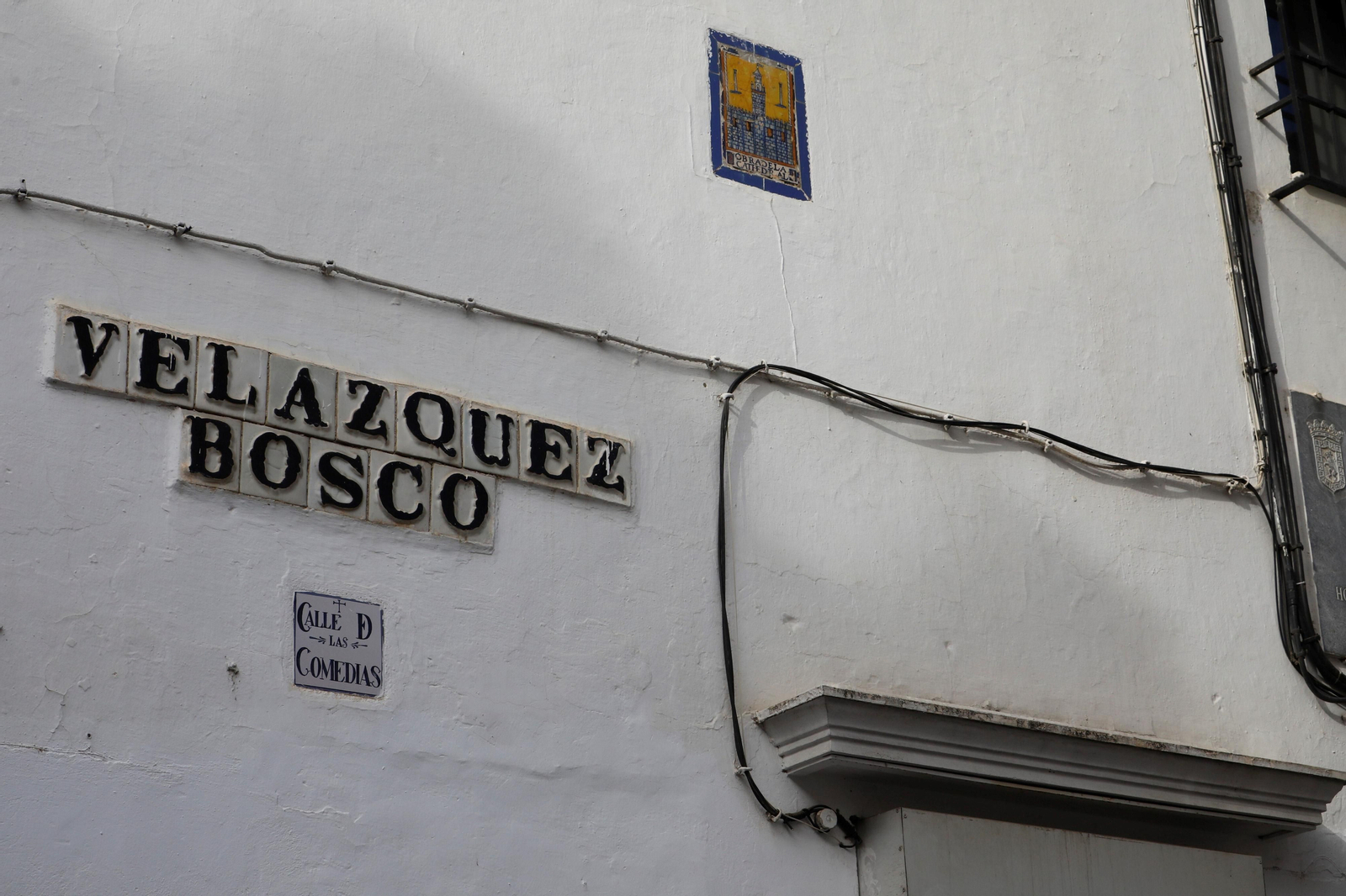 El cableado aéreo campa a sus anchas en el Casco Histórico de Córdoba, en imágenes