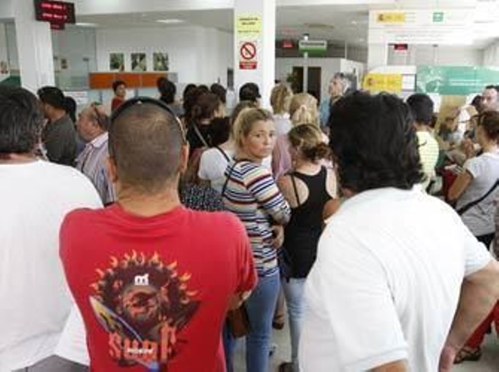 El paro baja en abril en 83.599 personas en España