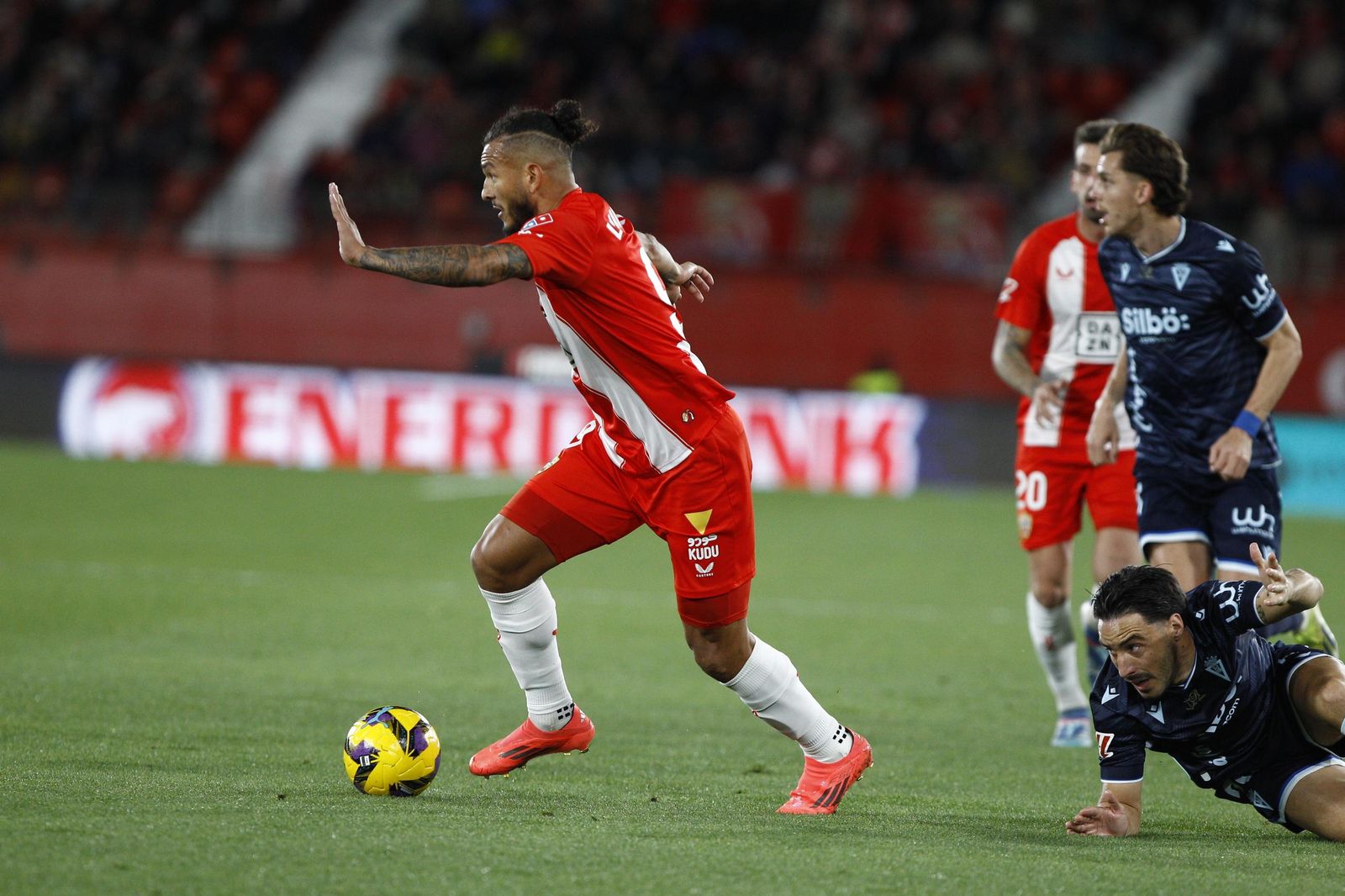 La U.D. Almería empata a uno contra el Cádiz y es campeón de invierno, en imágenes