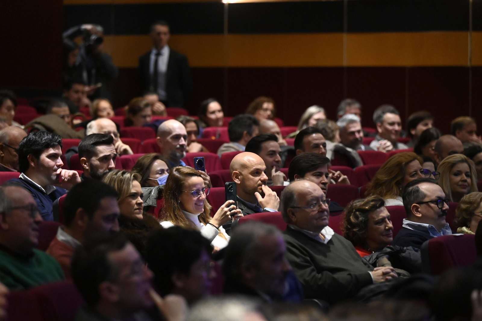 Juanma Moreno presenta en Córdoba su libro 'Manual de convivencia', en imágenes