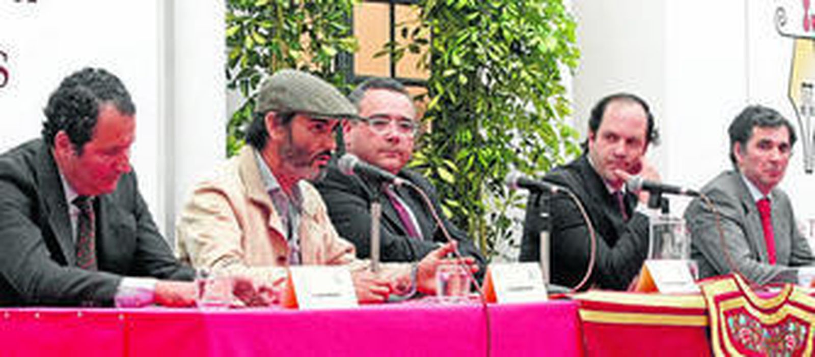 Imagen de los ganaderos en la mesa coloquio con un destacado Salvador Gavira dirigiéndose al público, ayer.