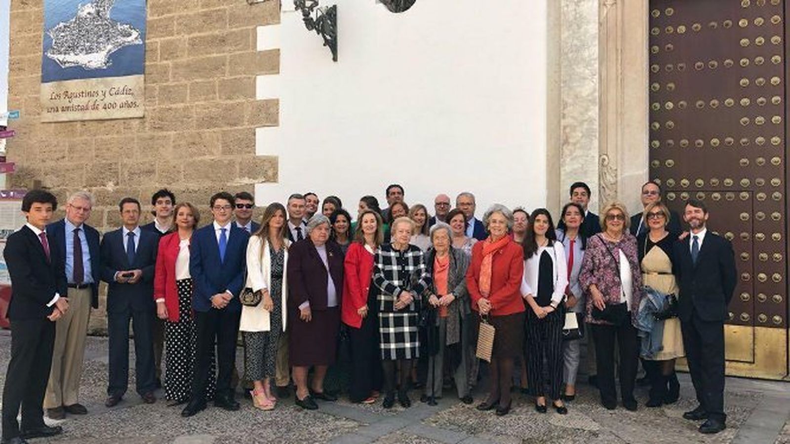 La homenajeada Socorro Cervera Álvarez-Ossorio, junto al grupo de familiares que acudió a la celebración de los noventa cumpleaños, tras finalizar la ceremonia religiosa en la iglesia de San Agustín oficiada por el padre Julián.