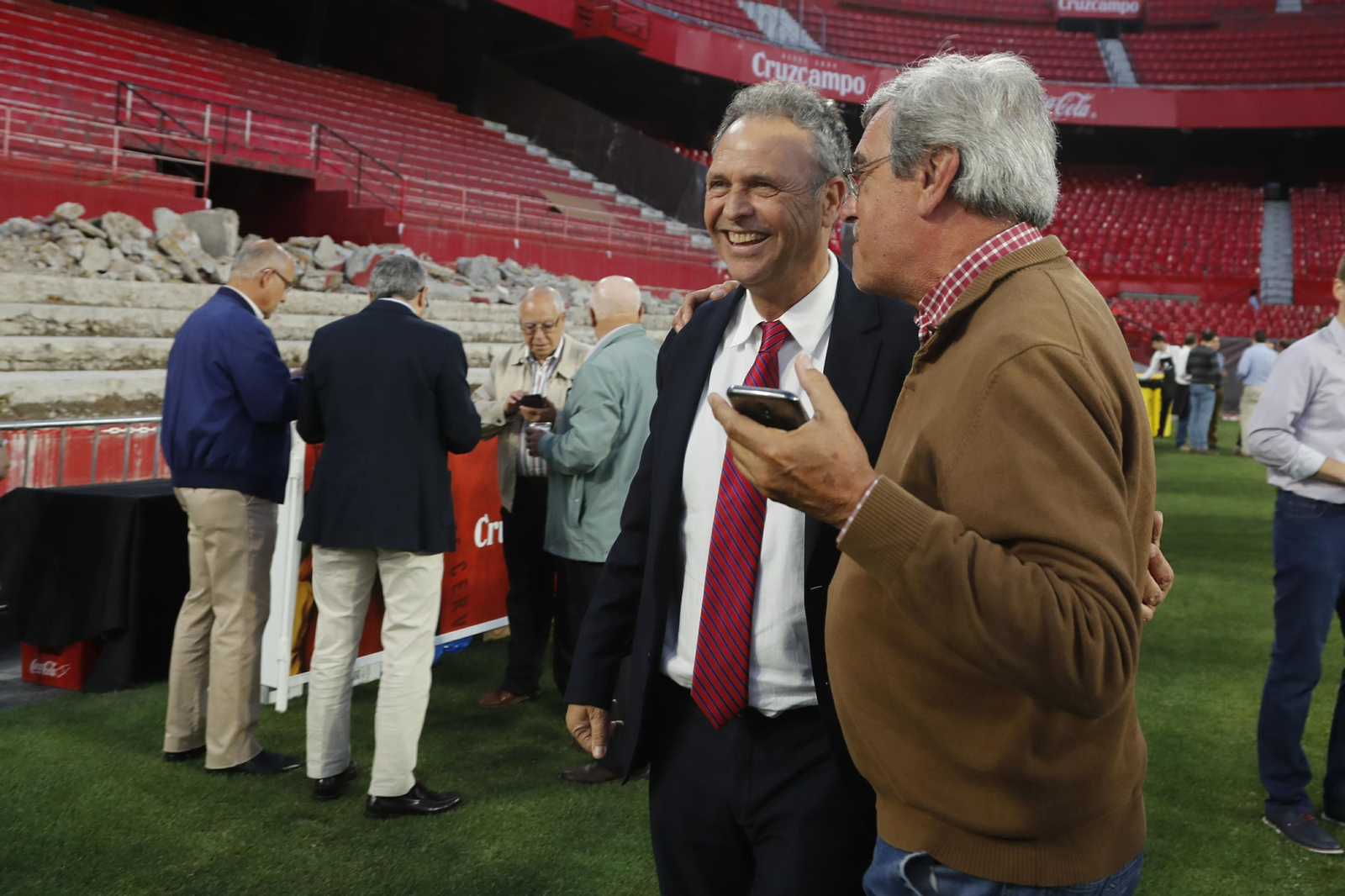 Joaquín Caparrós es saludado cariñosamente por un aficionado durante el acto 'Fieles de Nervión'.